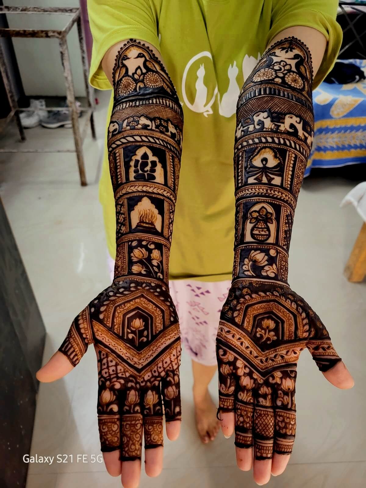 Traditional bridal mehndi henna patterns by Pratigya Mehndi Artist